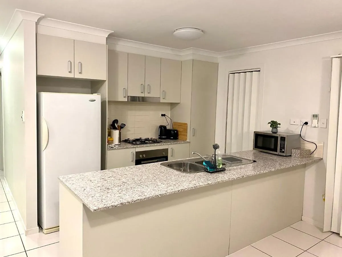 Modern 4Br Close To The Airport- Whole House Gladstone Australien