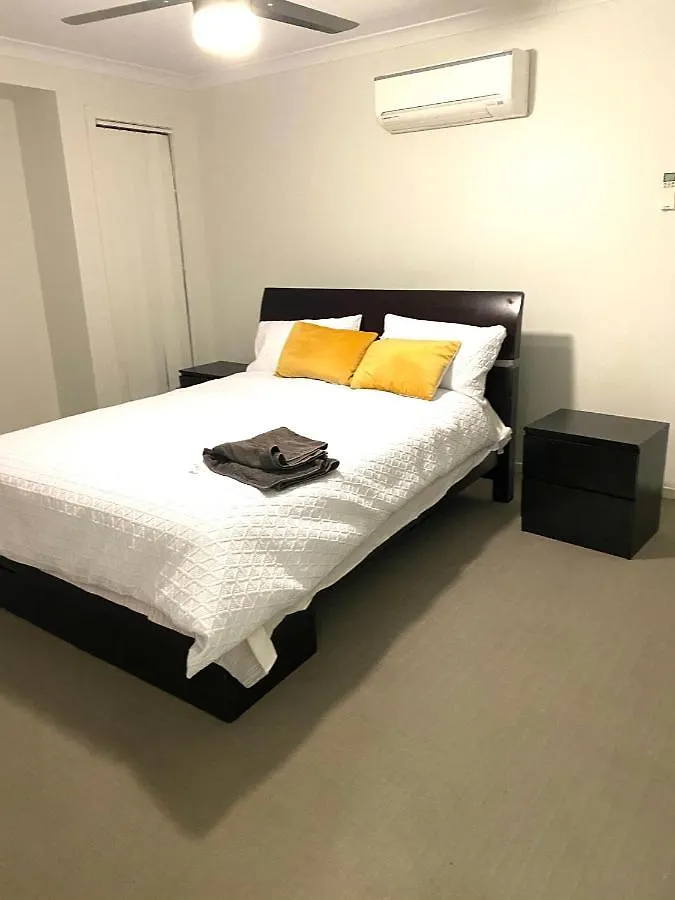 Modern 4Br Close To The Airport- Whole House Gladstone 0*,  Australien